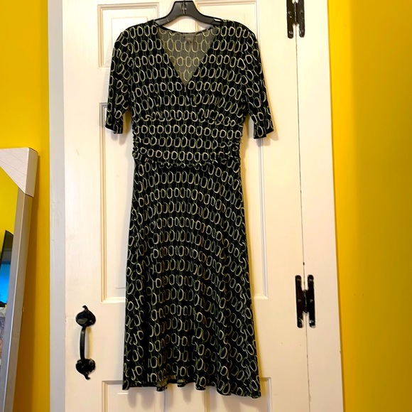 Ann Taylor Dresses & Skirts - EUC Ann Taylor dress size 6 chain pattern with green, beige and black.